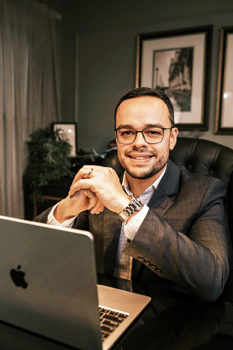 Douglas Carneiro no escritório