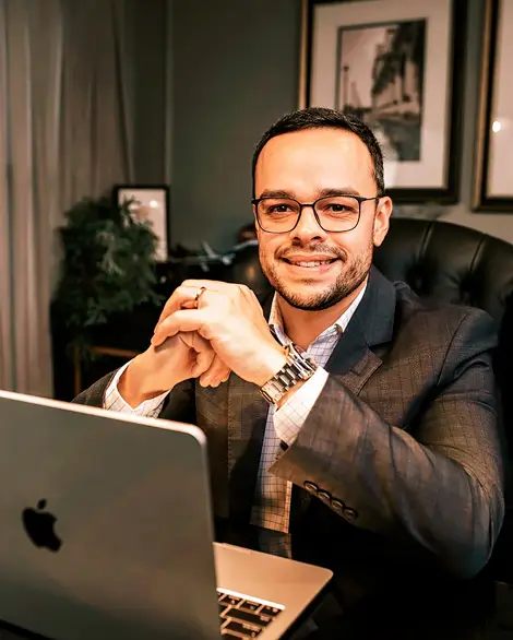 Douglas Carneiro no escritório